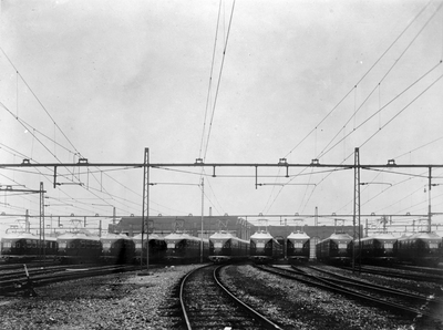 222779 Afbeelding van de opstelling van 11 electrische treinstellen mat. 1936 van de N.S. bij de werkplaats te Leidschendam.